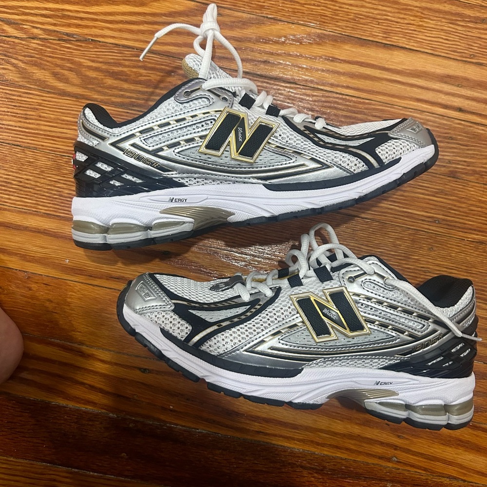 Gold New Balance 1906